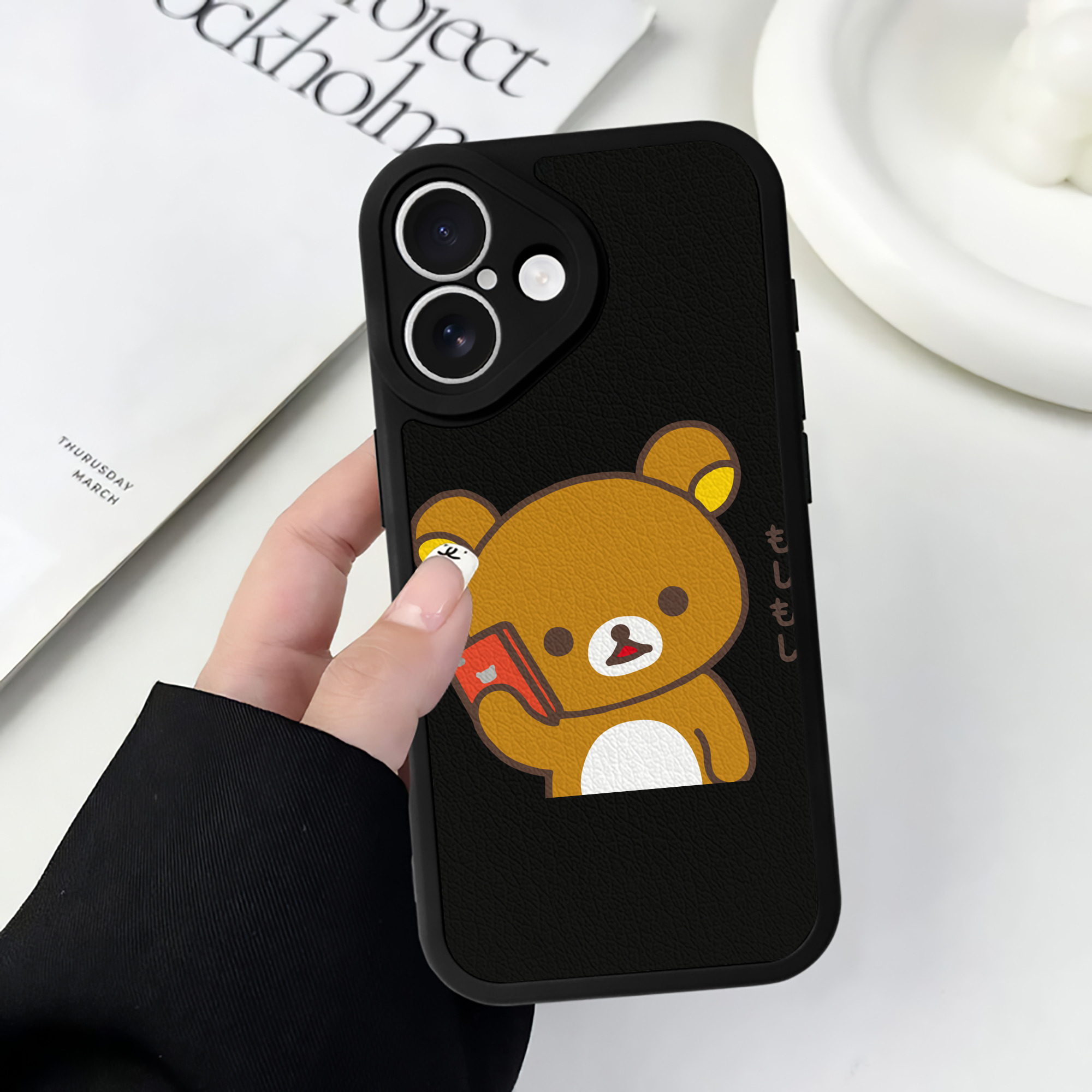 （画像用） リラックマ リラックマ キイロイトリ Rilakkuma Korilakkuma Kiiroitori 【iPhone 16シリーズ対応】シリコンスマホケース（レザー調） 材質：シリコン